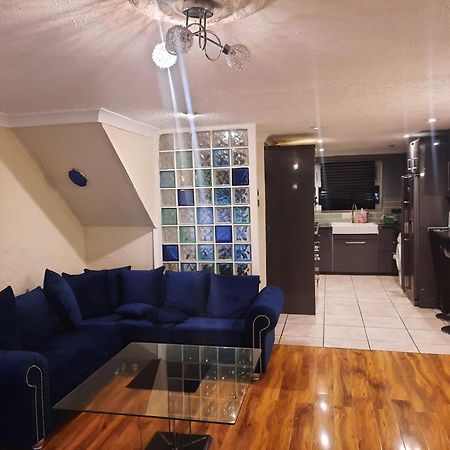Home Away In A Close Thamesmead  Экстерьер фото
