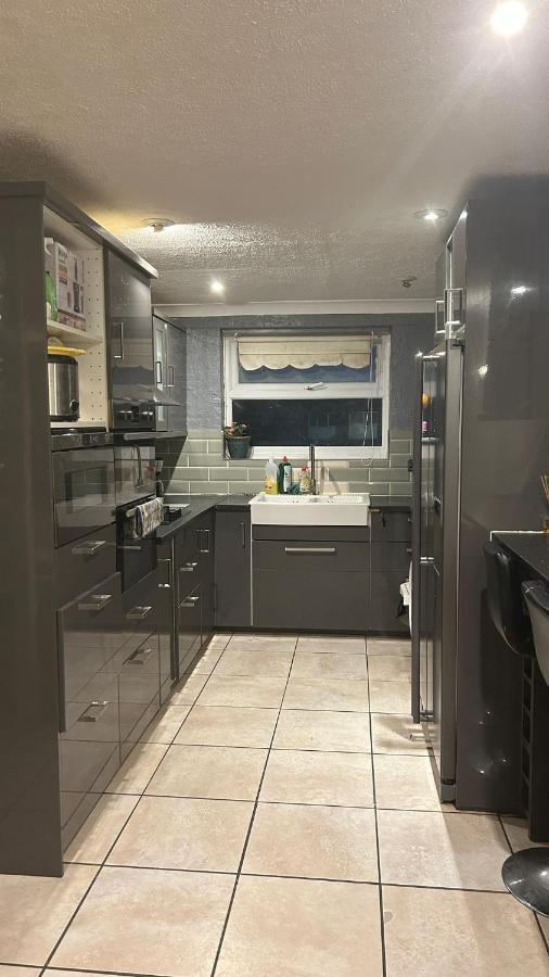 Home Away In A Close Thamesmead  Экстерьер фото