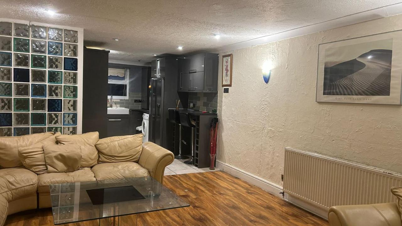 Home Away In A Close Thamesmead  Экстерьер фото