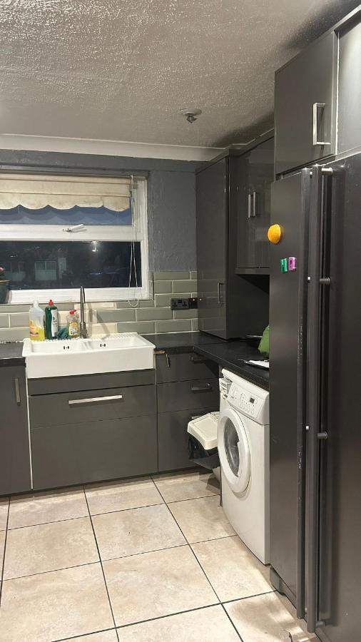 Home Away In A Close Thamesmead  Экстерьер фото