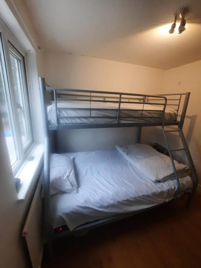 Home Away In A Close Thamesmead  Экстерьер фото
