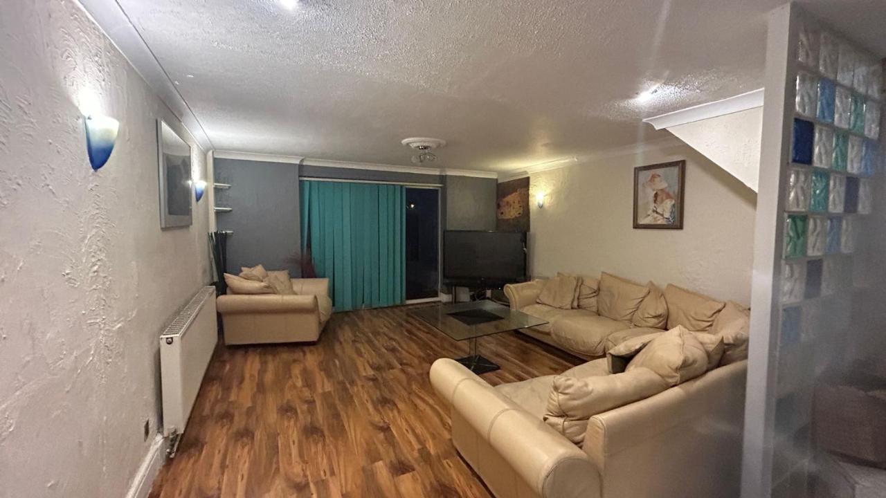 Home Away In A Close Thamesmead  Экстерьер фото